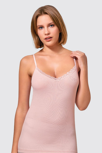 Eleganz trifft Komfort – Damenunterhemd mit Spitzen-Detail