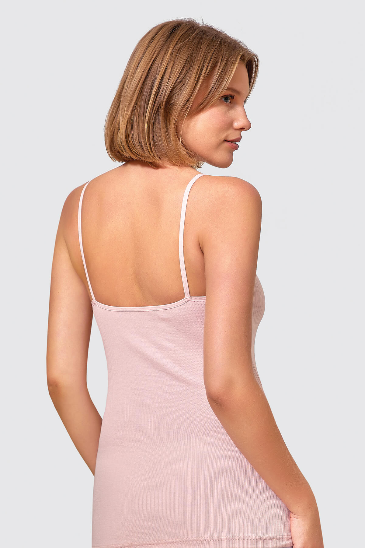 Eleganz trifft Komfort – Damenunterhemd mit Spitzen-Detail