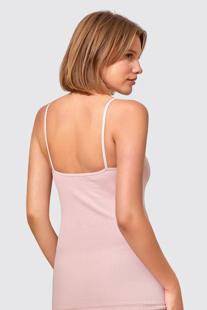 Eleganz trifft Komfort – Damenunterhemd mit Spitzen-Detail