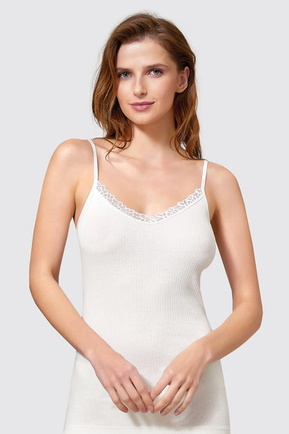 Eleganz trifft Komfort – Damenunterhemd mit Spitzen-Detail