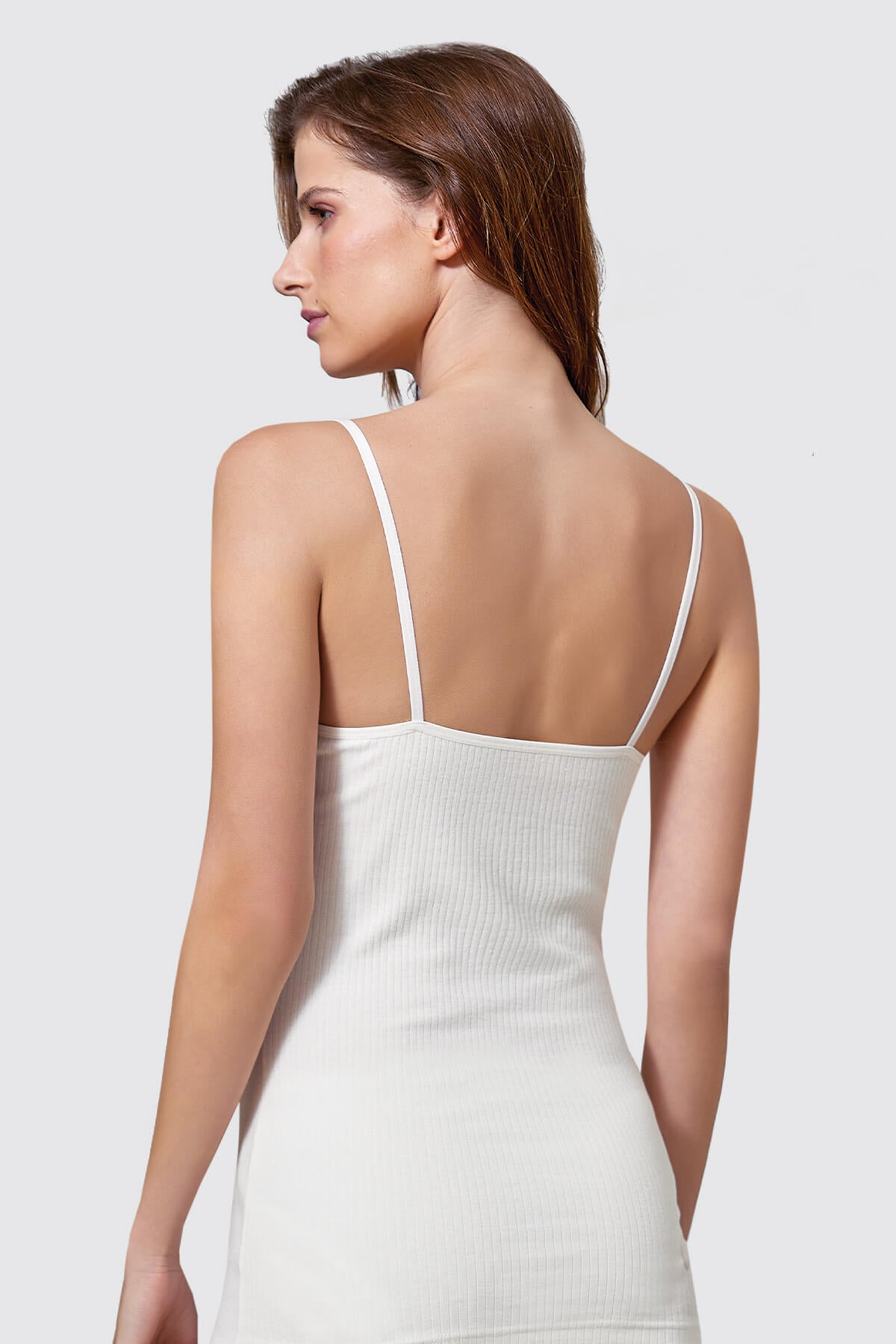 Eleganz trifft Komfort – Damenunterhemd mit Spitzen-Detail