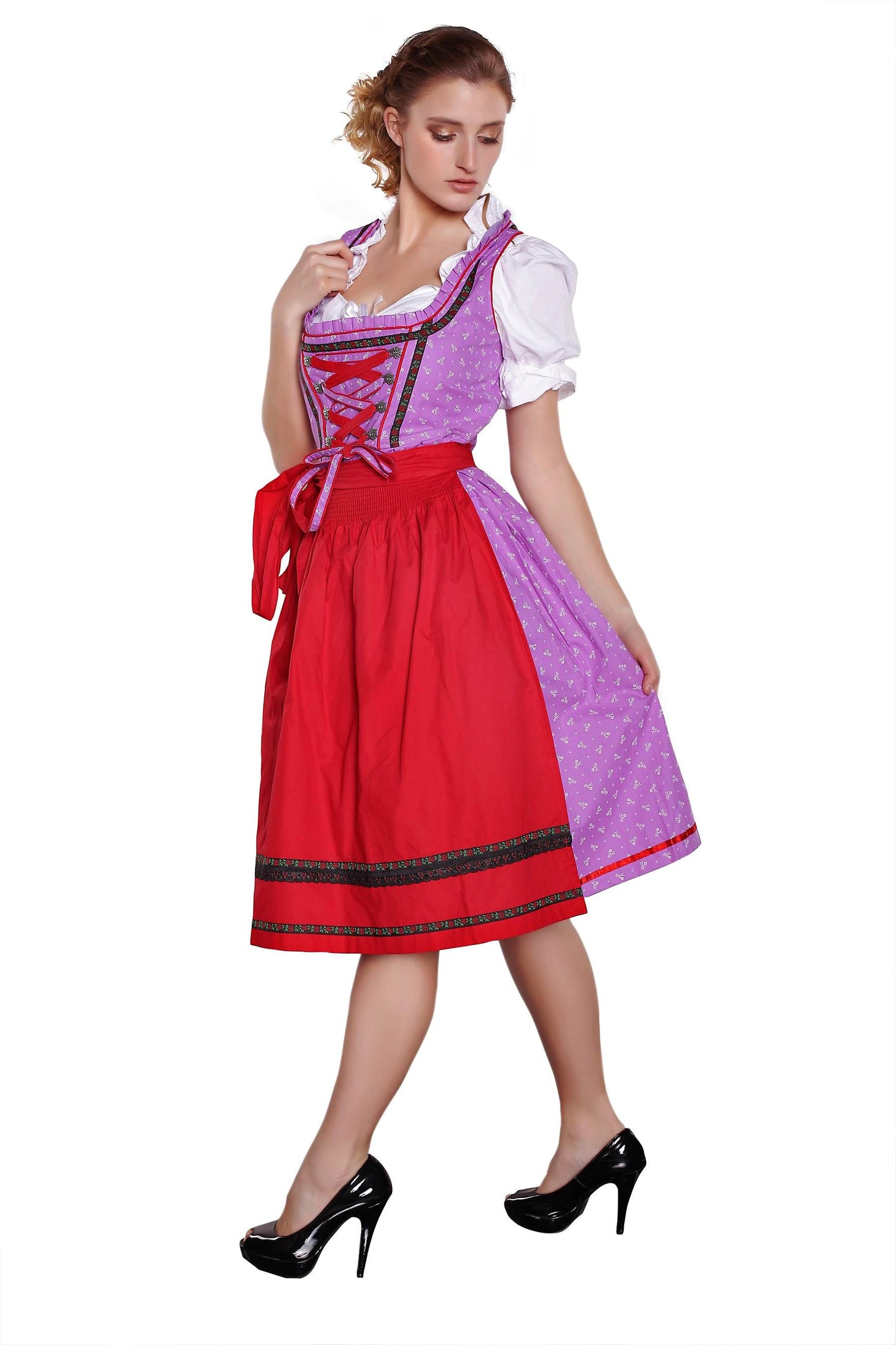 Traditionelles Dirndl mit Bluse und Schürze im klassischen Stil