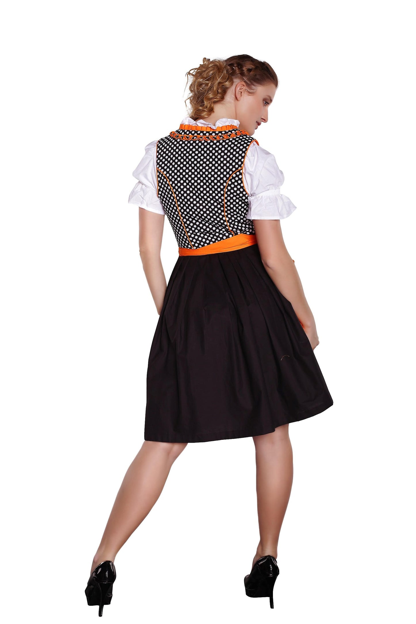Traditionelles Dirndl mit Bluse und Schürze im klassischen Stil