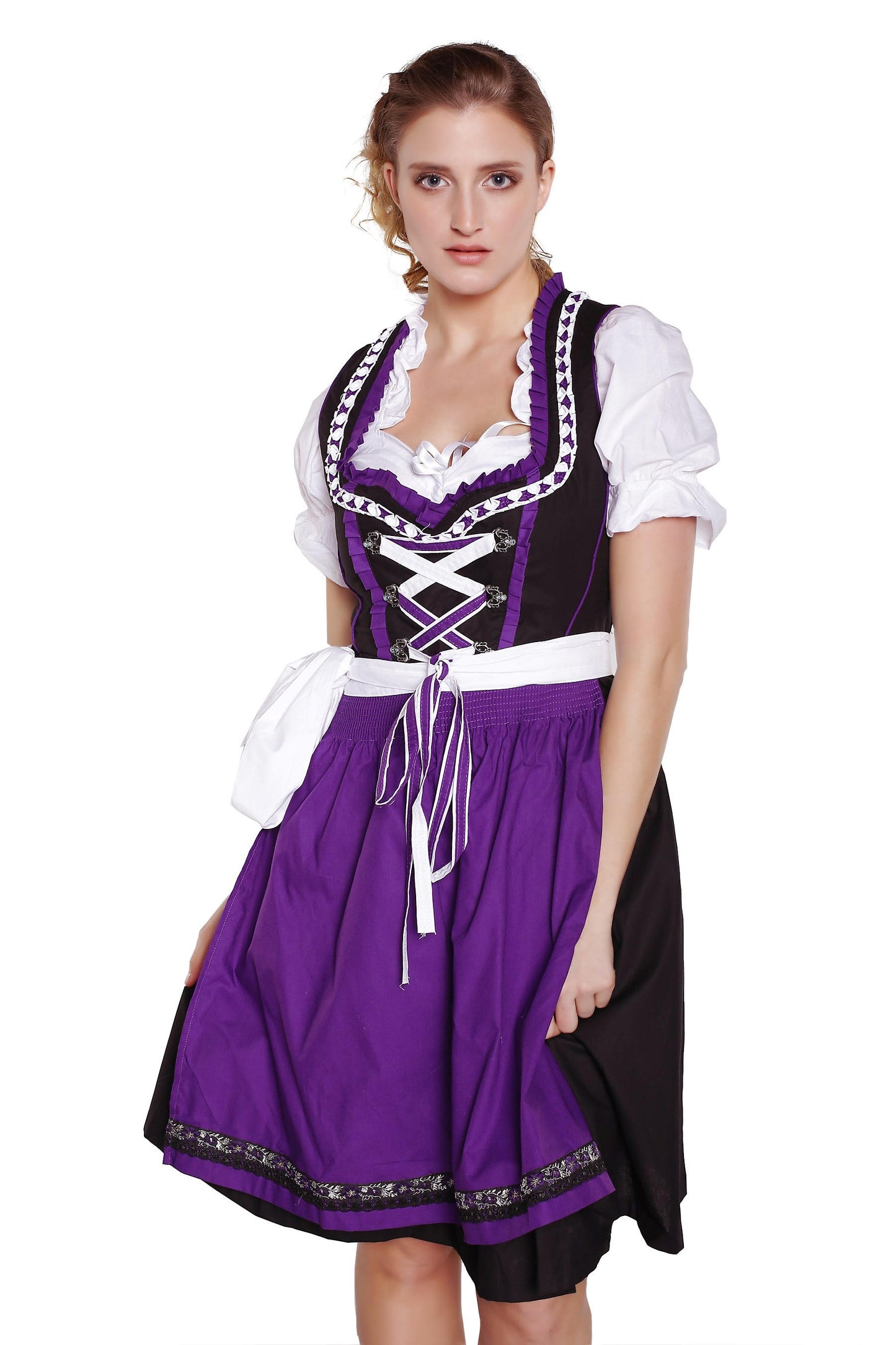 Traditionelles Dirndl mit Bluse und Schürze im klassischen Stil