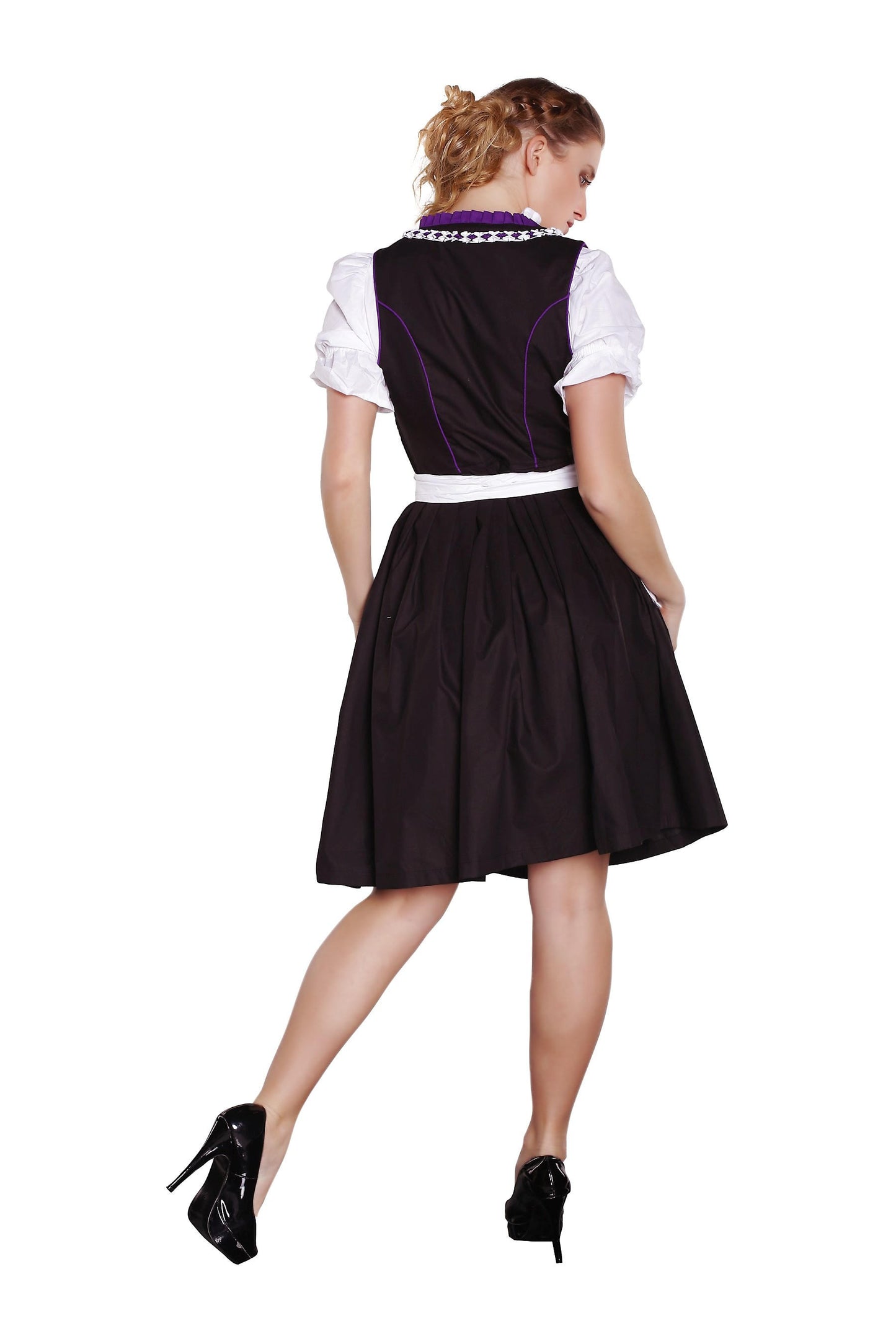 Traditionelles Dirndl mit Bluse und Schürze im klassischen Stil