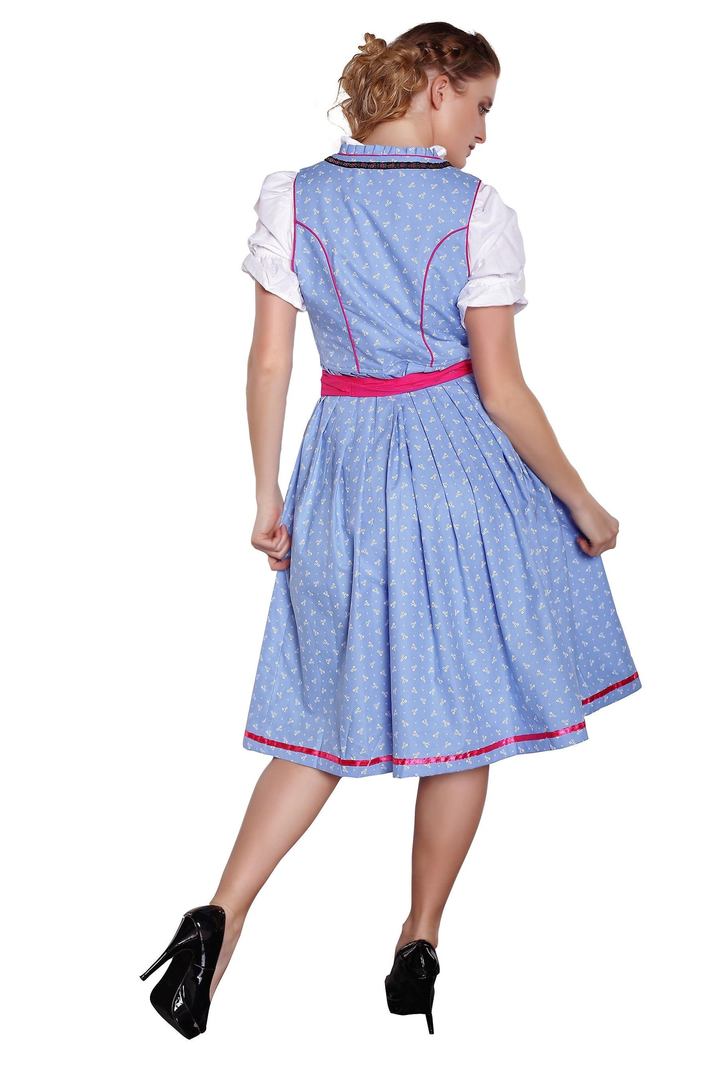 Traditionelles Dirndl mit Bluse und Schürze im klassischen Stil